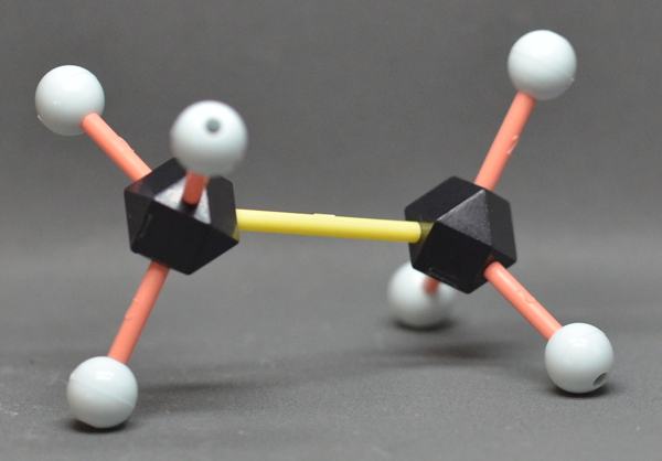 Молекула из пластилина. Молекулы из пластилина и зубочисток. Модель молекулы углерода из пластилина. Молекула графита модель. Модель молекулы воды из пластилина.